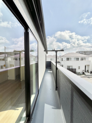 oRj[@P`Balcony`@̃oRj[̑Oɂ͉_ȊOɑzՂ̂܂B󕨂₷A薾邭ĈĂ܂Bg₷JIȃoRj[ł