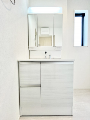 @P`Dressing Room`  FœꂳĂƁAXbLƐۂ܂B̗ɂ͂ՂƎ[Xy[XWÍAVv@\dāB