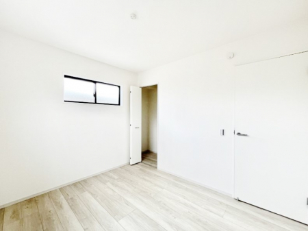 q@`Bed Room`@q͂qlɂƂđϏdȖ܂Bqlŉ߂Ԃ^邱ƂŁAh׋ԂRƑ܂畔̕Еt|ȂǂƂɌq܂B