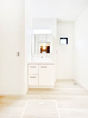 ʑEʏ@`Dressing Room`  FœꂳĂƁAXbLƐۂ܂B  ̗ɂ͂ՂƎ[Xy[XWI  ́AVv@\dāB