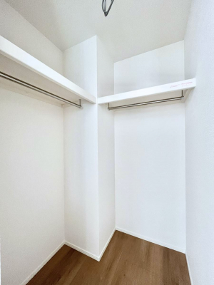 ̑@R`Walk-in Closet`@̗mĂVɂȂɂEH[NCN[[bgBmȊOɂAigȂƓdX[cP[XAXgbNiȂǉłЕtԂłB