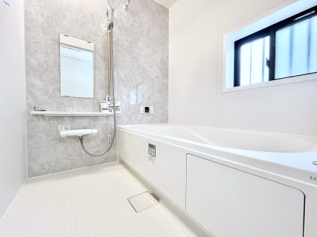 @B`Bath Room`@t̃oX[́Ǎ薾邭C̗ǂԂłB邱ƂŁACǍDB芰oX[ŁÃoX^Cy݂ɂȂ肻łB