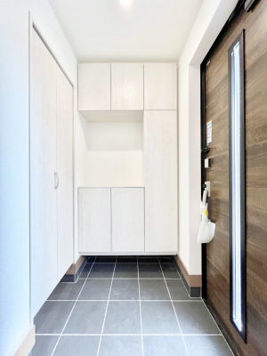 ց@B`Entrance`  Ƃ̏oŖgp̂ցB  ؍ݎԂ͒ZĂAւ̈ۂ͉Ƃ̑ۂEƌĂߌł͂܂B  IVȃhA疾邢܂