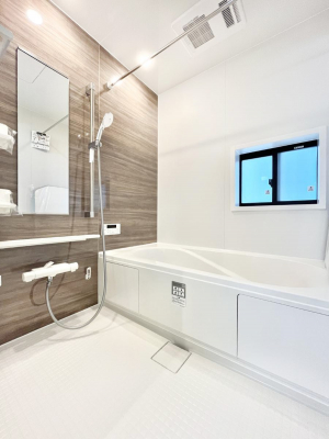 @P`Bath Room`@t̃oX[́Ǎ薾邭C̗ǂԂłB邱ƂŁACǍDB芰oX[ŁÃoX^Cy݂ɂȂ肻łB