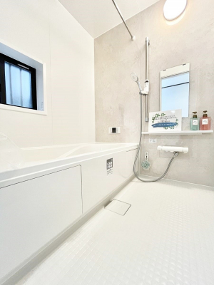 @`Bath Room`@ƑL΂ē邱Ƃ\I̔MdȃoX^CłBqlƂꏏł\ȍLȂ̂ŁArOƂ͈ƑcR̂ЂƎy݂܂B