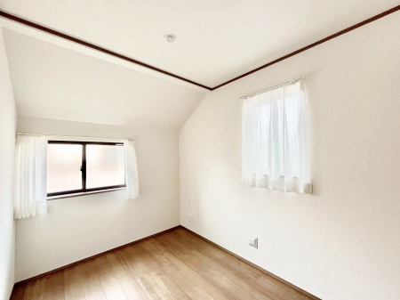 Q@`Bed Room`@̂ˌẴbgłBƑƂŎ苷ɊĂZ܂ˌĂł͊evCoV[ۂƂł܂BZ܂ɂƂ肪܂SbNXł܂