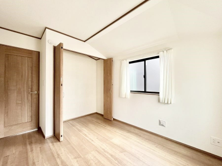 q@`Bed Room`@q͂qlɂƂđϏdȖ܂Bqlŉ߂Ԃ^邱ƂŁAh׋ԂRƑ܂畔̕Еt|ȂǂƂɌq܂B