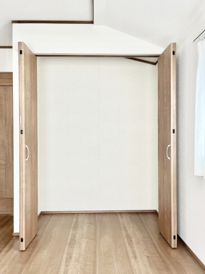 [@`Closet`@ǖʃN[[bg΃^XuKvȂAôȂXbLԂێł܂BꂽXy[XLɊpłBG߂̈ߗނ̕iȂǂՂ[o܂ˁ