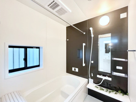 �����@������A�������`Bath Room�`�@���t���̃o�X���[���́A�̌������薾�邭�C�����̗ǂ���Ԃł��B�������邱�ƂŁA���C�����ǍD�B������芰����o�X���[���ŁA�����̃o�X�^�C�����y���݂ɂȂ肻���ł��B