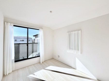 ���̑����ρ@������A�������`Bed Room�`�@�؂̉����肪�₳�����t���[�����O�͈��炬�������炷�v���C�x�[�g��ԁB����߂̃t���[�����O�ł��̂ŁA�ǎ��Ƃ��}�b�`���A���������X�ɍL�������Ă������ʂ��B