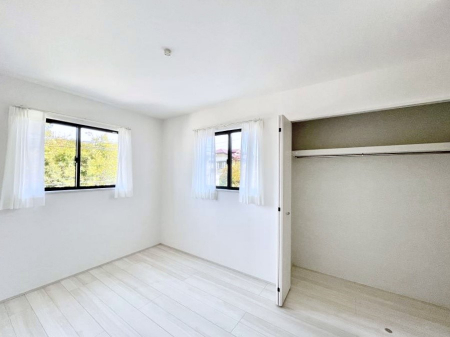 �q�������@������A�������`Bed Room�`�@�q�������͂��q�l�ɂƂ��đ�Ϗd�Ȗ���������܂��B�q����l�ŉ߂�����Ԃ�^���邱�ƂŁA�h���׋����Ԃ����R�Ƒ����܂����畔���̕Еt����|���Ȃǂ��������ƂɌq����܂��B