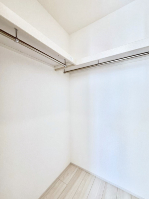 ���̑��@������A�������`Walk-in Closet�`�@��������̗m���������Ă��V���ɂȂ�ɂ����E�H�[�N�C���N���[�[�b�g�B�m���ȊO�ɂ��A���i�g��Ȃ��Ɠd��X�[�c�P�[�X�A�X�g�b�N�i�Ȃǉ��ł��Еt����������Ԃł��B