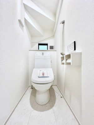 �g�C���@������A�������`Toilet�`�@�Y��E�X�b�L���E���K�ȃE�H�V�����b�g�t�g�C���ł��낰���Ԃł��B�̌������薾�邭�A���K��ԂƂȂ��Ă���܂��������g���ꏊ�����炱���̔z���ł��I