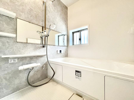 @B`Bath Room`@t̃oX[́Ǎ薾邭C̗ǂԂłB邱ƂŁACǍDB芰oX[ŁÃoX^Cy݂ɂȂ肻łB