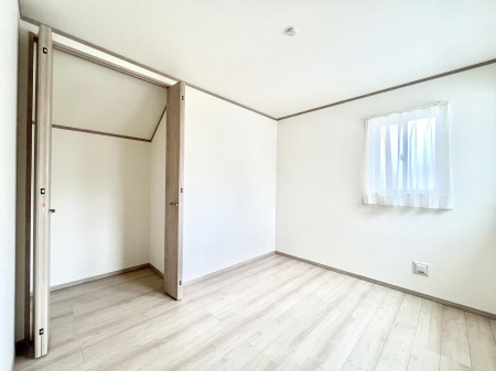 q@B`Bed Room`@q͂qlɂƂđϏdȖ܂Bqlŉ߂Ԃ^邱ƂŁAh׋ԂRƑ܂畔̕Еt|ȂǂƂɌq܂B