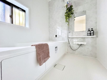 �����@�������a�������`Bath Room�`�@����L�΂��ē������邱�Ƃ��\�I����̔�������M�d�ȃo�X�^�C���ł��B���q�l�Ƃ��ꏏ�ł��\���ȍL���Ȃ̂ŁA���r���O�Ƃ͈�����Ƒ��c�R�̂ЂƎ������y���݂��������܂��B