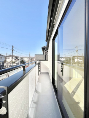 �o���R�j�[�@�������a�������`Balcony�`�@������̃o���R�j�[�̑O�ɂ͉_�ȊO�ɑ��z���Ղ���̂�����܂���B�����󕨂������₷���A����薾�邭�C�����̂������������Ă��܂��B�Ƒ��S�����̐��󕨂���C�Ɋ����܂��B