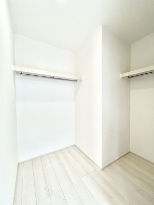 ���̑��@�����`Walk-in Closet�`�@�K�v�Ȃ��̂�R�[�f�B�l�[�g���ꗗ���Ċm�F�ł��A�g�x�x�⏀�����Z���ԂōςރE�H�[�N�C���N���[�[�b�g��ݒu���܂����B�Ƃ̒�����������Ƃ�����֗��Ȏ��[�X�y�[�X�ł��B