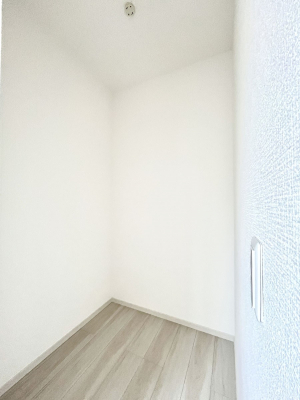 ���̑��@�����`Walk-in Closet�`�@��������̗m���������Ă��V���ɂȂ�ɂ����E�H�[�N�C���N���[�[�b�g�B�m���ȊO�ɂ��A���i�g��Ȃ��Ɠd��X�[�c�P�[�X�A�X�g�b�N�i�Ȃǉ��ł��Еt����������Ԃł��B