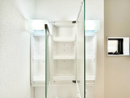 ���̑����ρ@�O�ʋ��̗��ɁA���ϕi��q���p�i�Ȃǂ����[�\�B���ʑ����������ƕۂ��܂��I