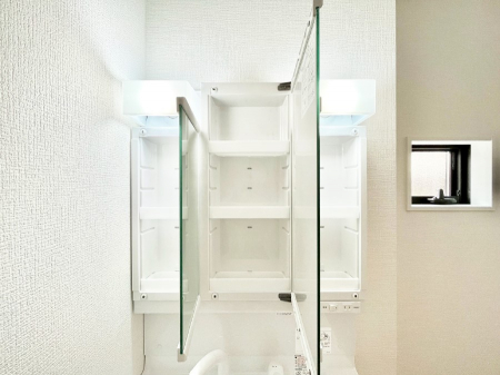 ���̑����ρ@�O�ʋ��̗��ɁA���ϕi��q���p�i�Ȃǂ����[�\�B���ʑ����������ƕۂ��܂��I