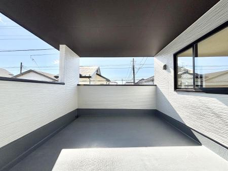 �o���R�j�[�@�����`Balcony�`�@�C���i�[�o���R�j�[�͐��󕨂������X�y�[�X�Ƃ��ċ}�ȉJ�Ő��󕨂��G��Ă��܂��̂�h���ł���܂����`�F�A�ł��낢����A�Ăɂ͎�����C�ɂ����r�j�[���v�[�����y���߂܂��ˁ�