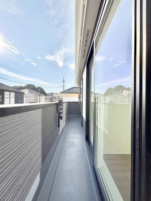 �o���R�j�[�@�����`Balcony�`�@������̃o���R�j�[�̑O�ɂ͉_�ȊO�ɑ��z���Ղ���̂�����܂���B�����󕨂������₷���A����薾�邭�C�����̂������������Ă��܂��B�g���₷���J���I�ȃo���R�j�[�ł���