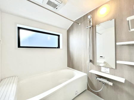 �����@�����`Bath Room�`�@���t���̃o�X���[���́A�̌������薾�邭�C�����̗ǂ���Ԃł��B�������邱�ƂŁA���C�����ǍD�B������芰����o�X���[���ŁA�����̃o�X�^�C�����y���݂ɂȂ肻���ł��B