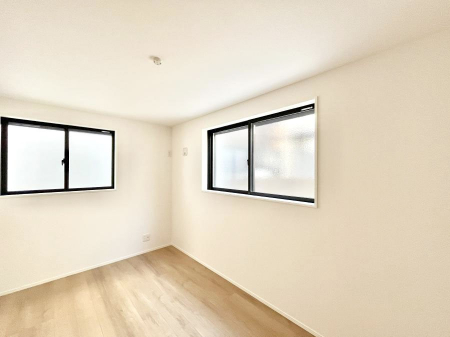 ���̑����ρ@�����`Bed Room�`�@2�ʍ̌����m�ۂ������邢�����́A���ʂ����ǂ��A��ϋ��S�n�̗ǂ���ԂƂȂ��Ă���܂��B�u�₩�ȕ��������ċN���钩�́A���K�����̎n�܂�ɁI���������ʕ����ƂĂ��ǂ��Z�܂���