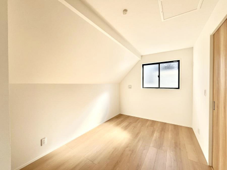 �q�������@�����`Bed Room�`�@�q�������͂��q�l�ɂƂ��đ�Ϗd�Ȗ���������܂��B�q����l�ŉ߂�����Ԃ�^���邱�ƂŁA�h���׋����Ԃ����R�Ƒ����܂����畔���̕Еt����|���Ȃǂ��������ƂɌq����܂��B