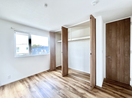 ̑ρ@105`Bed Room`  Sɂ͎[N[[bgIiĝm⏬͂AGߕ̂mȂǂƐڂ܂܂B  