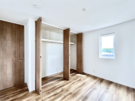 q@105`Bed Room`@q͂qlɂƂđϏdȖ܂Bh׋ԂRƑ܂畔̕Еt|ȂǂƂɌq܂B