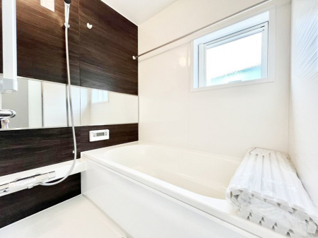 @P`Bath Room`@t̃oX[́Ǎ薾邭C̗ǂԂłB邱ƂŁACǍDB芰oX[ŁÃoX^Cy݂ɂȂ肻łB