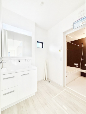 ���̑��@������2�������`Dressing Room�`�@���邭����������p�E�_�[���[���B�����g���ꏊ�����炱���A���K�ȋ�ԂƂȂ��Ă���܂��B�V�����v�[�h���b�T�[���̗p���Ă���܂��̂ŁA���V��������y�ɏo���܂��B