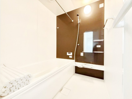 �����@������2�������`Bath Room�`�@�������������͋C�̗����Ŗ����Ɍ����ă��t���b�V���B���������@�\���t���Ă���̂ŗׂ̐���@�u����Ő􂢏オ�������󕨂��A�J�̓����V�C���C�ɂ������������邱�Ƃ��\�ł��B