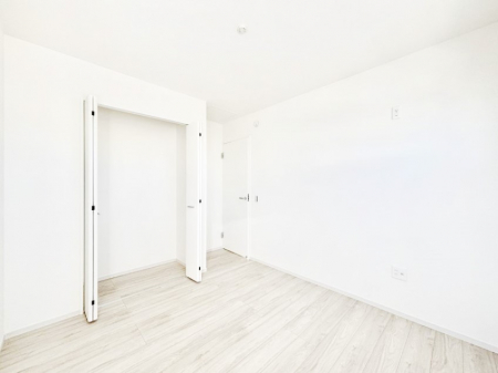 �q�������@������2�������`Bed Room�`�@���q�l�̐����ɍ��킹�ďZ�܂��̃��C�A�E�g���ς��܂��B�v�t���̃v���C�o�V�[���d��������A�����ɍ��킹�Ċ���x�b�g��z�u������B���������z���Ă̏Z�܂��I�т���؂ł��B