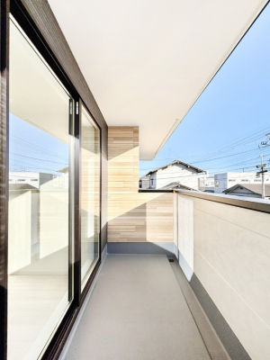 �o���R�j�[�@������2�������`Balcony�`  �傫�ȋ�Ɉ͂܂ꂽ�C�����̂����ƁB  �o���R�j�[��`�������ň��|�I�ȊJ�����ɕ�܂�܂��B  �o���R�j�[�͗z���������݂��z�c����󕨂��C�����悭�������Ƃ��ł��܂��B