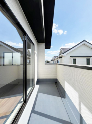 oRj[@S`Balcony`@̃oRj[̑Oɂ͉_ȊOɑzՂ̂܂B󕨂₷A薾邭ĈĂ܂BƑS̐󕨂CɊ܂B