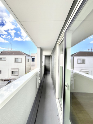 �o���R�j�[�@�����`Balcony�`  �傫�ȋ�Ɉ͂܂ꂽ�C�����̂����ƁB  �o���R�j�[��`�������ň��|�I�ȊJ�����ɕ�܂�܂��B  �o���R�j�[�͗z���������݂��z�c����󕨂��C�����悭�������Ƃ��ł��܂��B