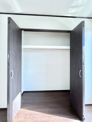 ���[�@������A�������`Closet�`�@�ǖʃN���[�[�b�g������΃^���X��u���K�v���Ȃ��A�o������̂Ȃ��X�b�L����Ԃ��ێ��ł��܂��B����ꂽ�X�y�[�X��L���Ɋ��p�ł������B�ߗނ��̕i�Ȃǂ����Ղ���[�o���܂��ˁ�