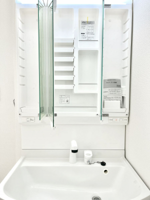 ���̑����ρ@�O�ʋ��̗��ɁA���ϕi��q���p�i�Ȃǂ����[�\�B���ʑ����������ƕۂ��܂��I