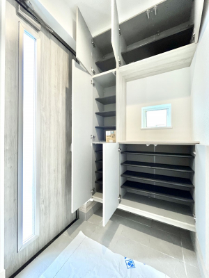 ���̑����ρ@�����Ղ���[�ł���V���[�Y�{�b�N�X�ŉƑ��S���̌C���A���ւ�������B  