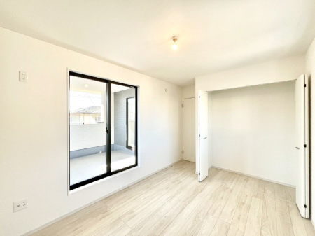 �q�������@�����`Bed Room�`�@�q�������͂��q�l�ɂƂ��đ�Ϗd�Ȗ���������܂��B�q����l�ŉ߂�����Ԃ�^���邱�ƂŁA�h���׋����Ԃ����R�Ƒ����܂����畔���̕Еt����|���Ȃǂ��������ƂɌq����܂��B