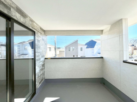 �o���R�j�[�@�����`Balcony�`�@�C���i�[�o���R�j�[�͐��󕨂������X�y�[�X�Ƃ��ċ}�ȉJ�Ő��󕨂��G��Ă��܂��̂�h���ł���܂����`�F�A�ł��낢����A�Ăɂ͎�����C�ɂ����r�j�[���v�[�����y���߂܂��ˁ�