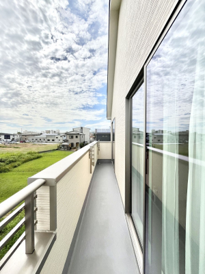 oRj[@A`Balcony`@̃oRj[̑Oɂ͉_ȊOɑzՂ̂܂B󕨂₷A薾邭ĈĂ܂BƑS̐󕨂CɊ܂B