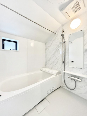 @P`Bath Room`@t̃oX[́Ǎ薾邭C̗ǂԂłB邱ƂŁACǍDB芰oX[ŁÃoX^Cy݂ɂȂ肻łB