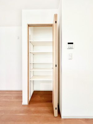 ���̑����ρ@�H�ނ̃X�g�b�N�͂������A���p�i�̎��[�Ȃǎg�����͂��낢��B