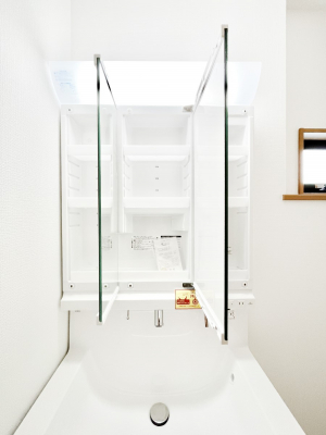 ���̑����ρ@�O�ʋ��̗��ɁA���ϕi��q���p�i�Ȃǂ����[�\�B���ʑ����������ƕۂ��܂��I