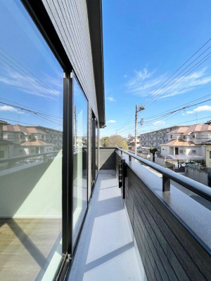 �o���R�j�[�@������C�������`Balcony�`�@������̃o���R�j�[�̑O�ɂ͉_�ȊO�ɑ��z���Ղ���̂�����܂���B�����󕨂������₷���A����薾�邭�C�����̂������������Ă��܂��B�g���₷���J���I�ȃo���R�j�[�ł���