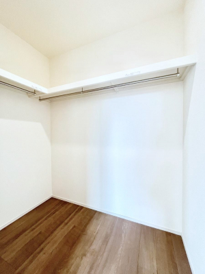 ���̑��@������C�������`Walk-in Closet�`�@��������̗m���������Ă��V���ɂȂ�ɂ����E�H�[�N�C���N���[�[�b�g�B�m���ȊO�ɂ��A���i�g��Ȃ��Ɠd��X�[�c�P�[�X�A�X�g�b�N�i�Ȃǉ��ł��Еt����������Ԃł��B